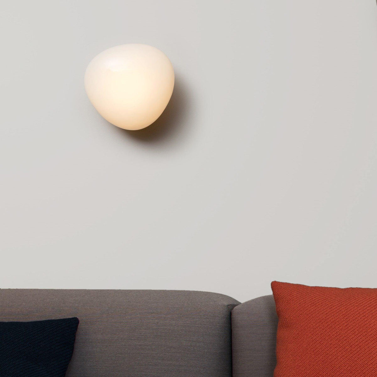 Eirinina wandlamp met bolvormig glas