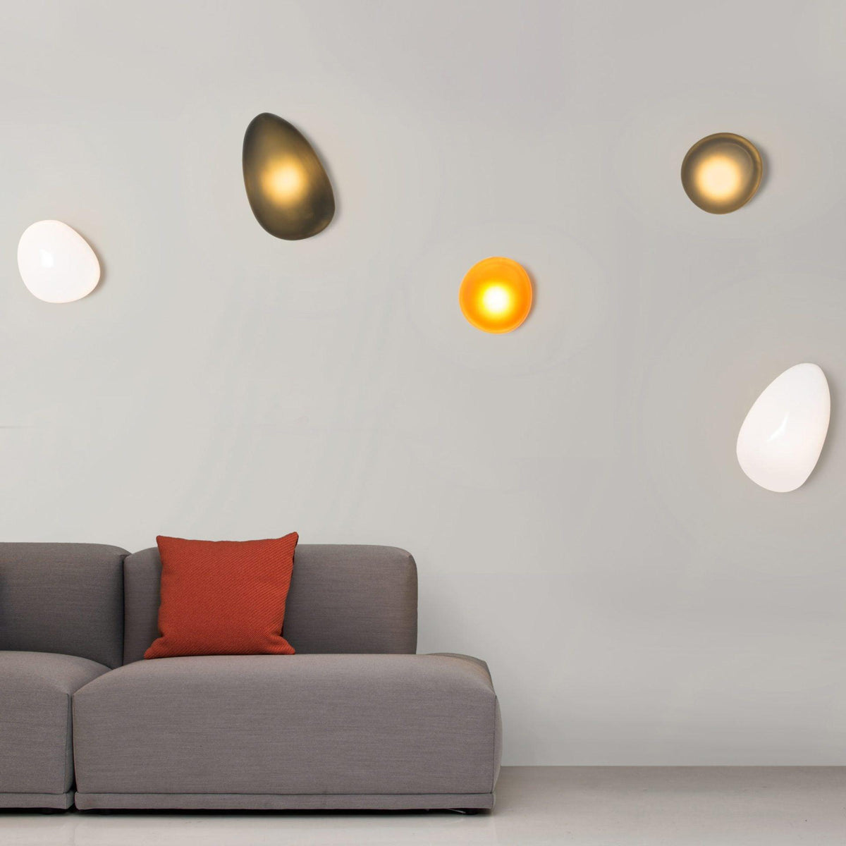 Eirinina wandlamp met bolvormig glas