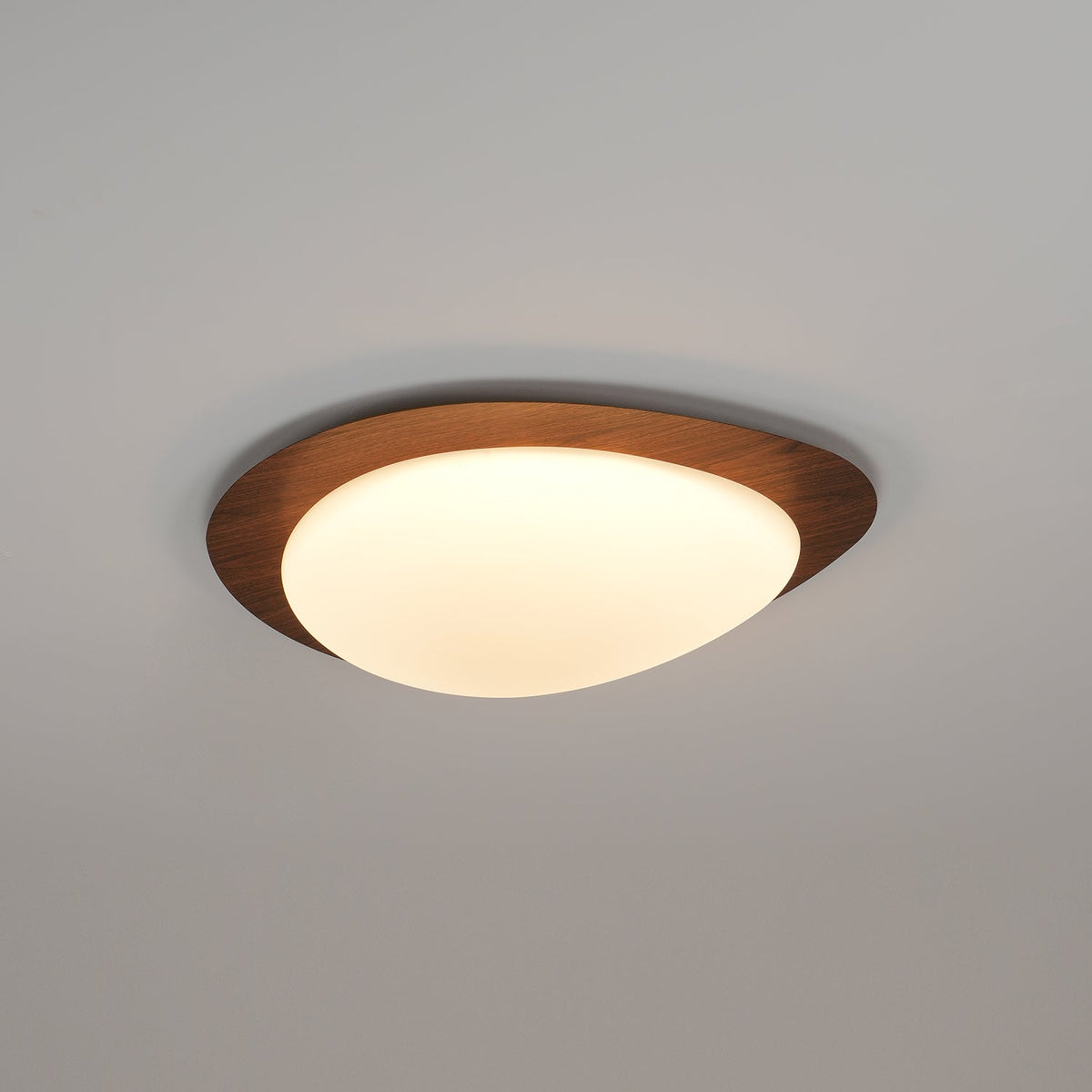 Sylenia plafondlamp kiezelvormige walnoot acryl LED