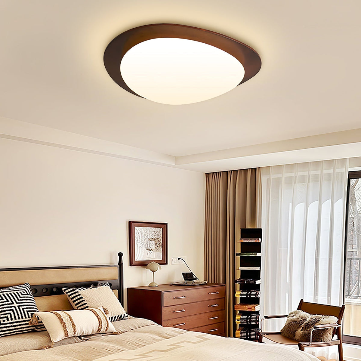 Evory plafondlamp in walnoothout met kiezelvormige-vorm
