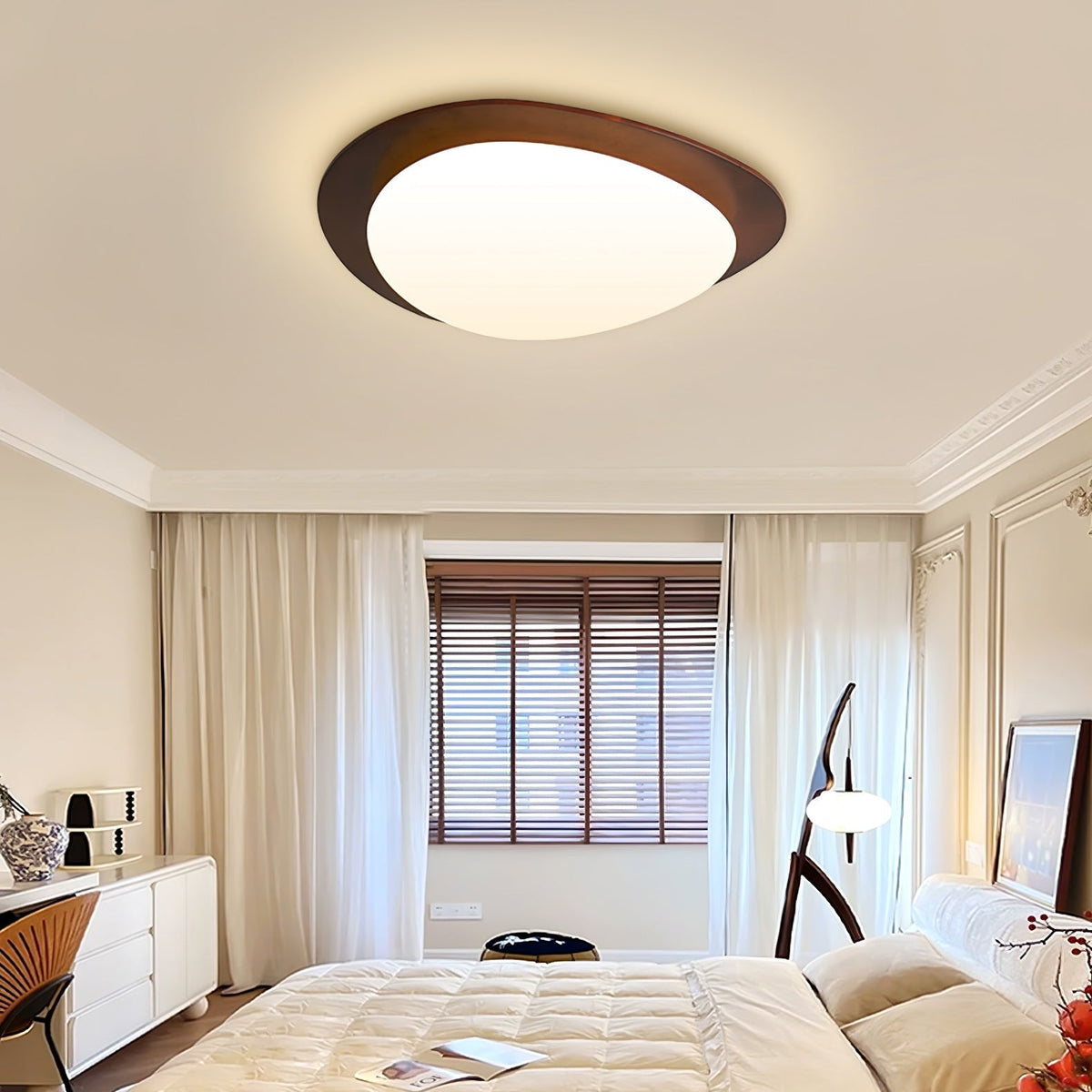 Evory plafondlamp in walnoothout met kiezelvormige-vorm