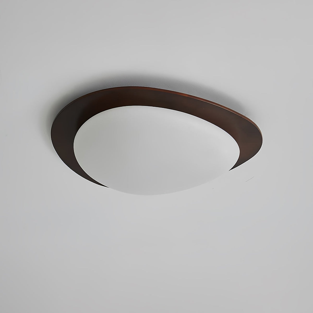 Evory plafondlamp in walnoothout met kiezelvormige-vorm