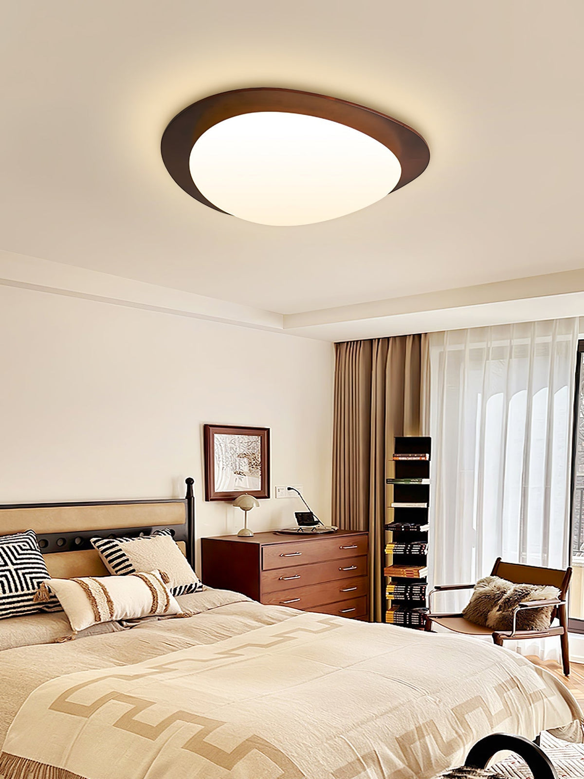Evory plafondlamp in walnoothout met kiezelvormige-vorm