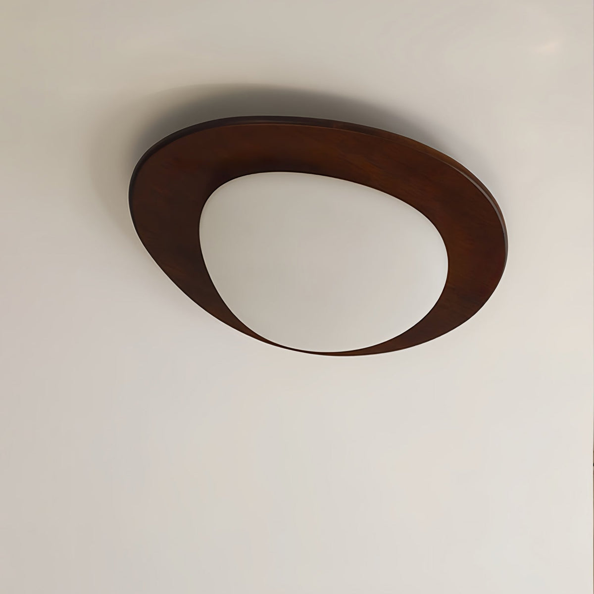 Evory plafondlamp in walnoothout met kiezelvormige-vorm