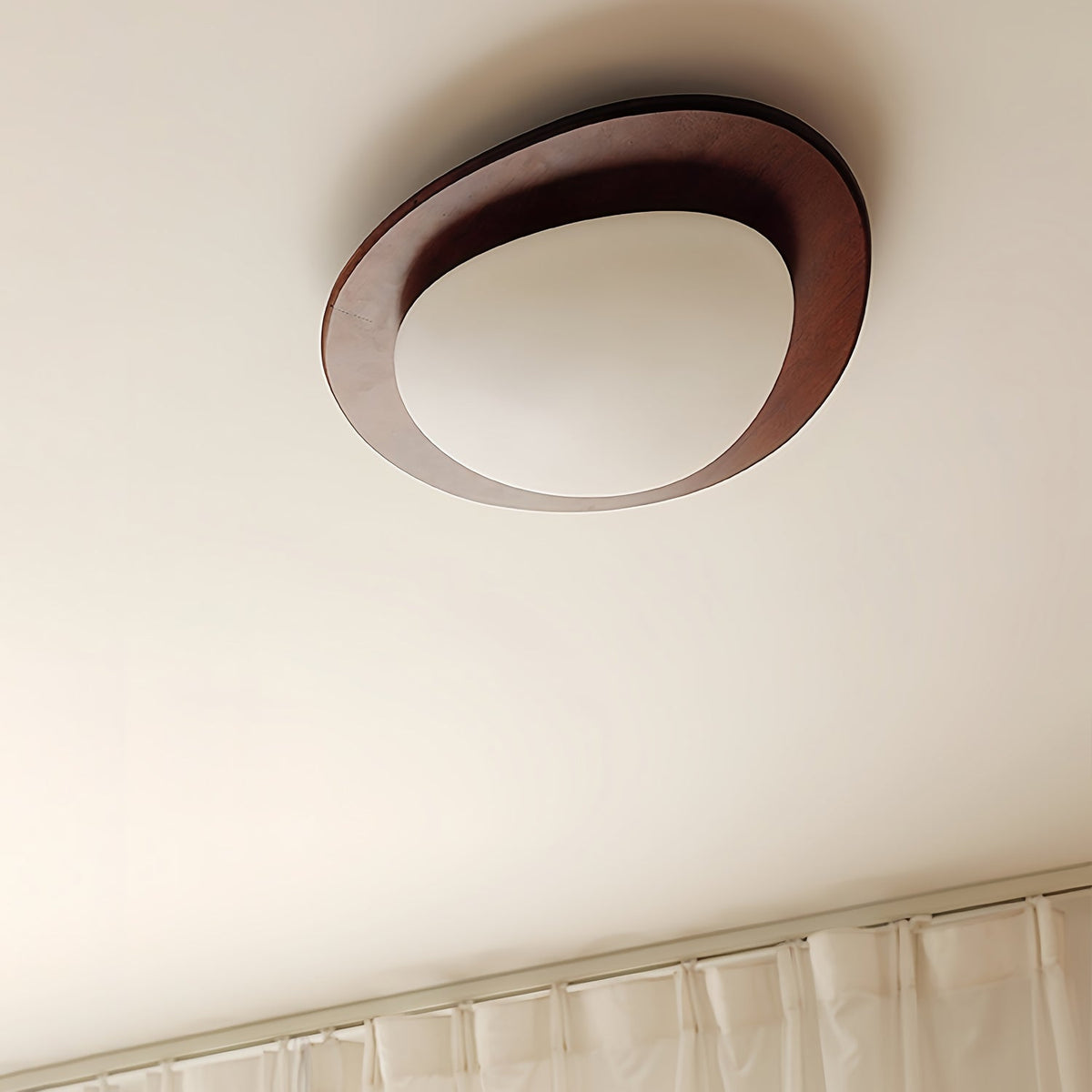 Evory plafondlamp in walnoothout met kiezelvormige-vorm
