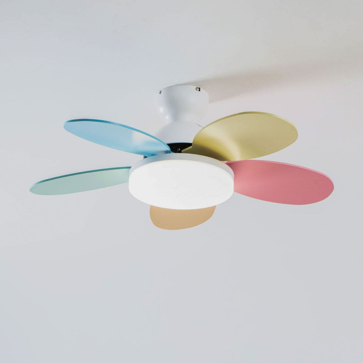 Eireise kleurrijke plafondventilator met lamp voor de kinderkamer
