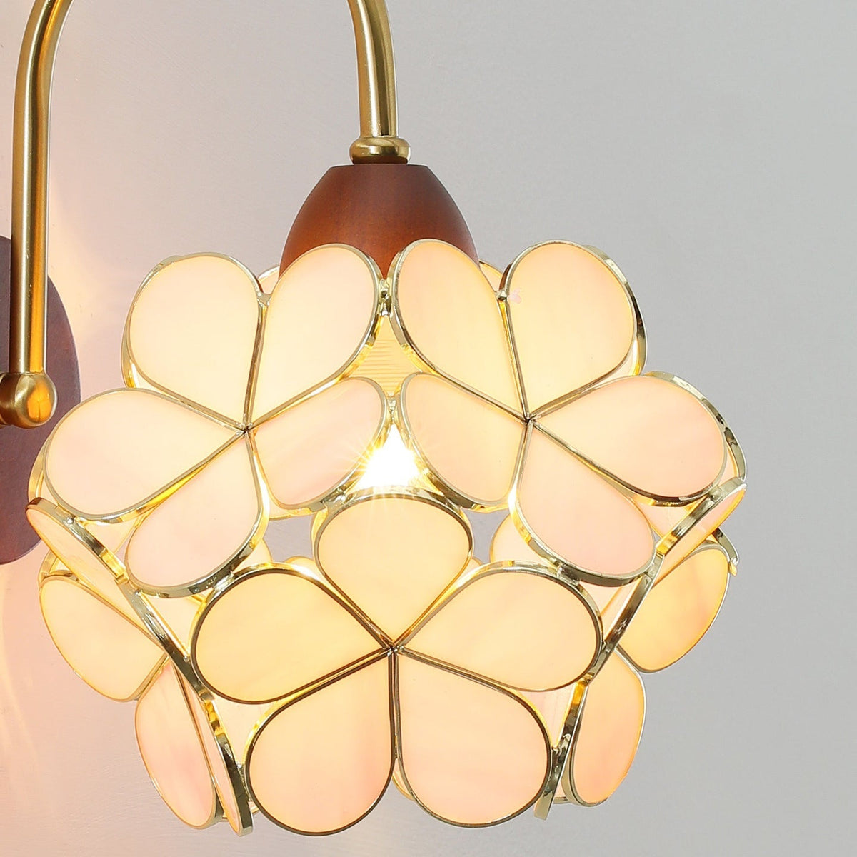 Petals-hout wandlamp