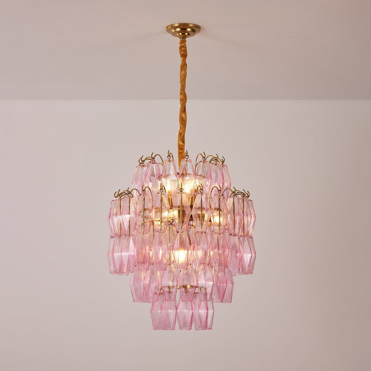 Celenine Kroonluchter met lagen roze Murano-glas en goudkleurige afwerking