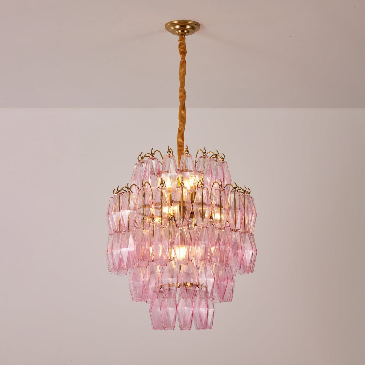 Celenine Kroonluchter met lagen roze Murano-glas en goudkleurige afwerking