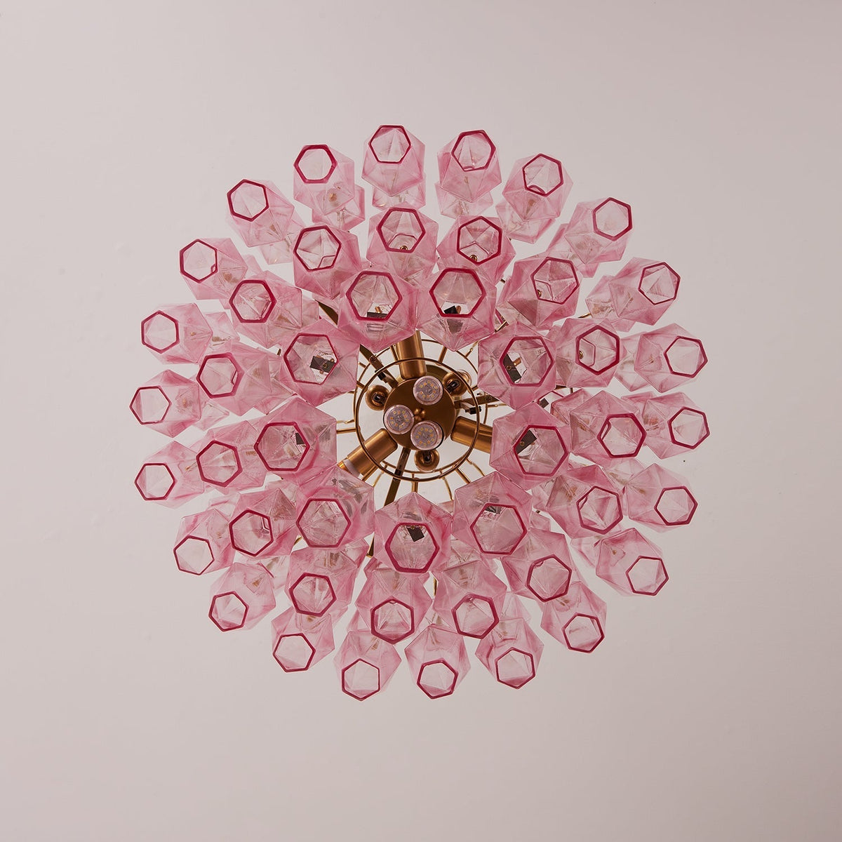 Celenine Kroonluchter met lagen roze Murano-glas en goudkleurige afwerking