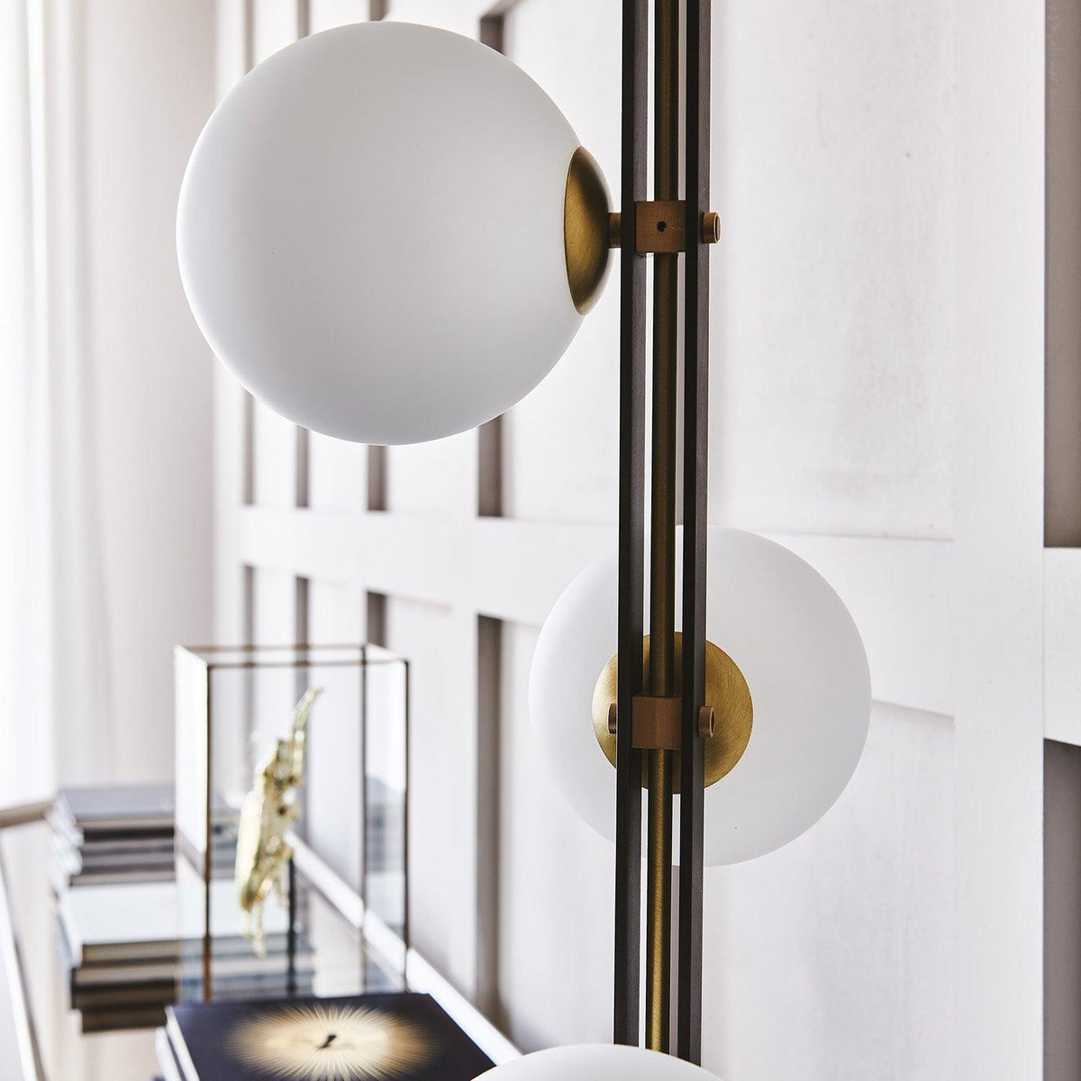 Eireneria elegante vloerlamp met glazen kap