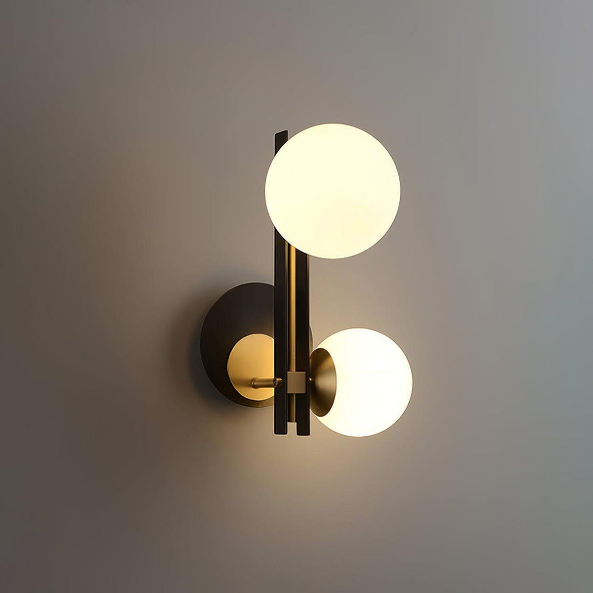 Eiranaria wandlamp met planetaire glazen kap