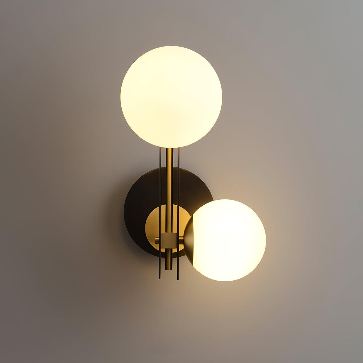 Eiranaria wandlamp met planetaire glazen kap