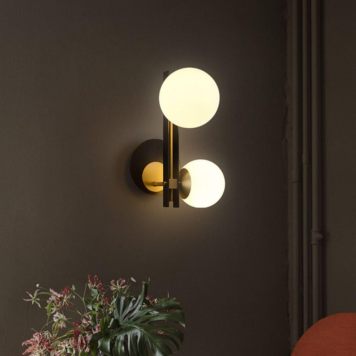 Eiranaria wandlamp met planetaire glazen kap