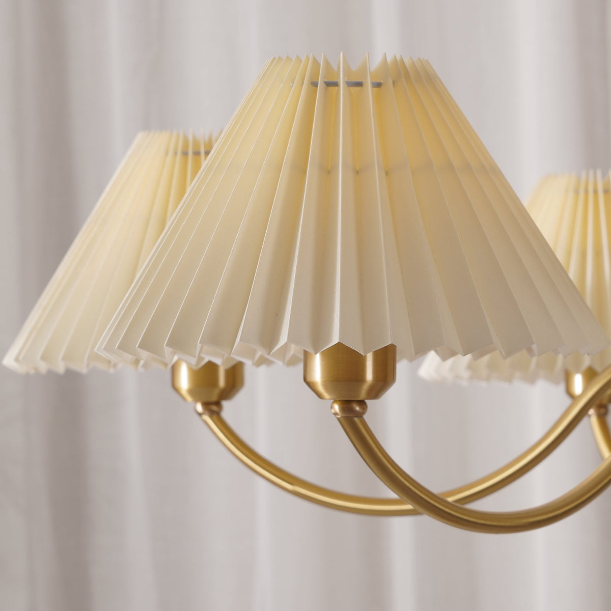 Calivine kroonluchter Pleated met witte lampkappen Mid-Century