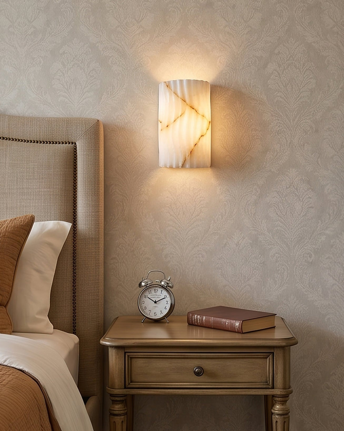 Fluted wandlamp van albast