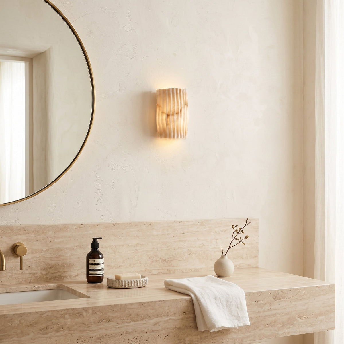 Fluted wandlamp van albast