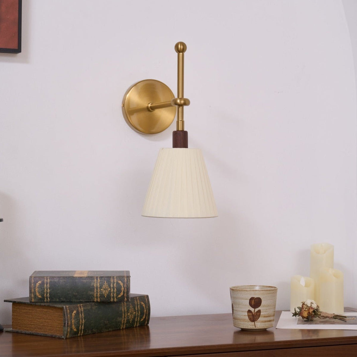 Gairm wandlamp met geplooide stofkap in messing