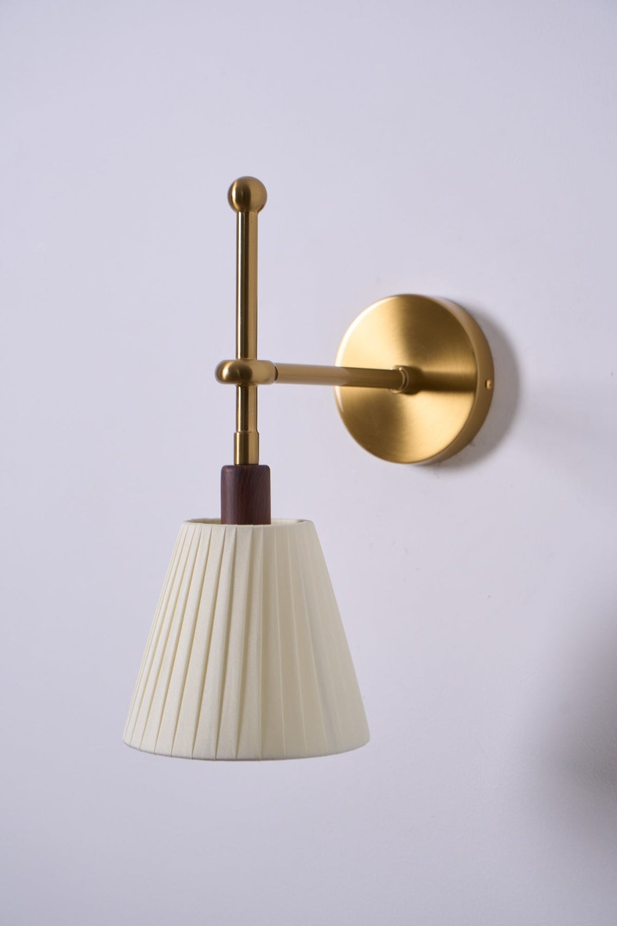 Gairm wandlamp met geplooide stofkap in messing