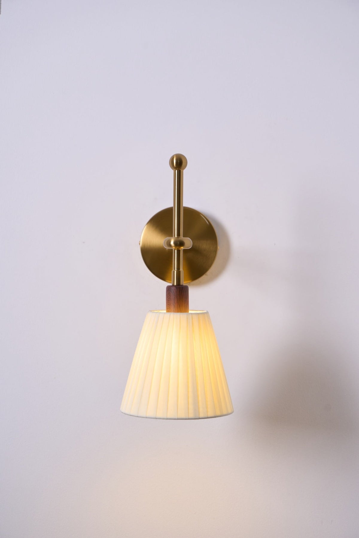 Gairm wandlamp met geplooide stofkap in messing