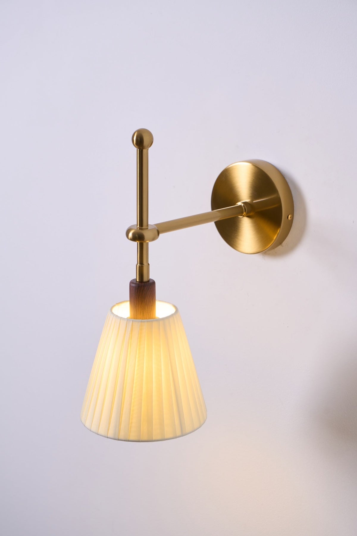 Gairm wandlamp met geplooide stofkap in messing