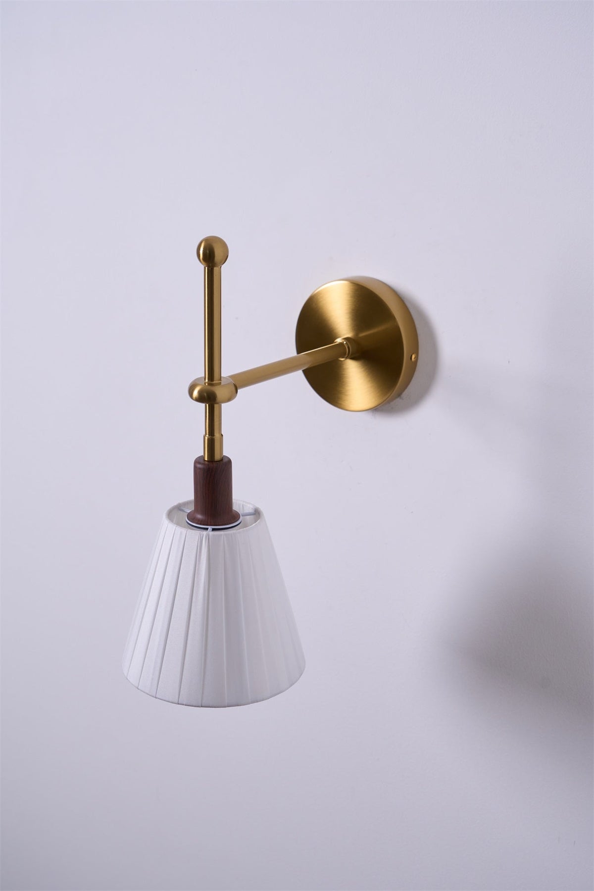 Gairm wandlamp met geplooide stofkap in messing