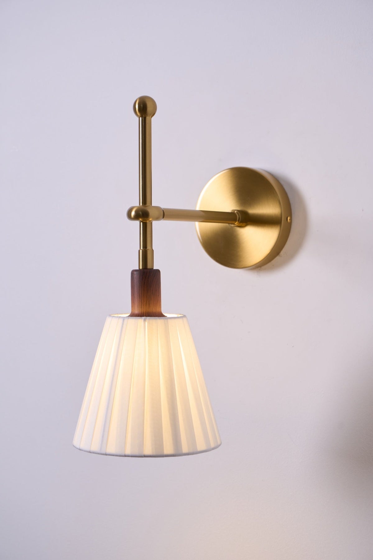 Gairm wandlamp met geplooide stofkap in messing