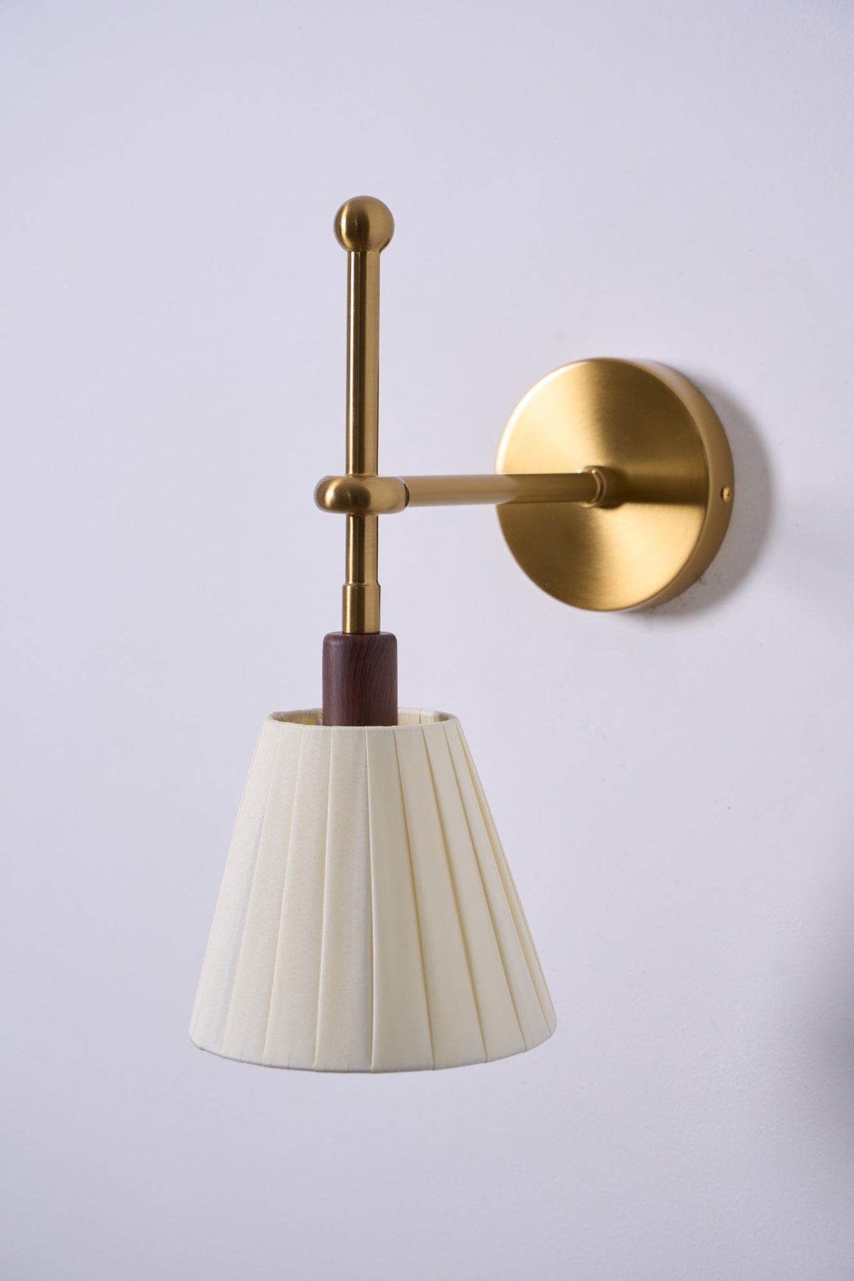Gairm wandlamp met geplooide stofkap in messing