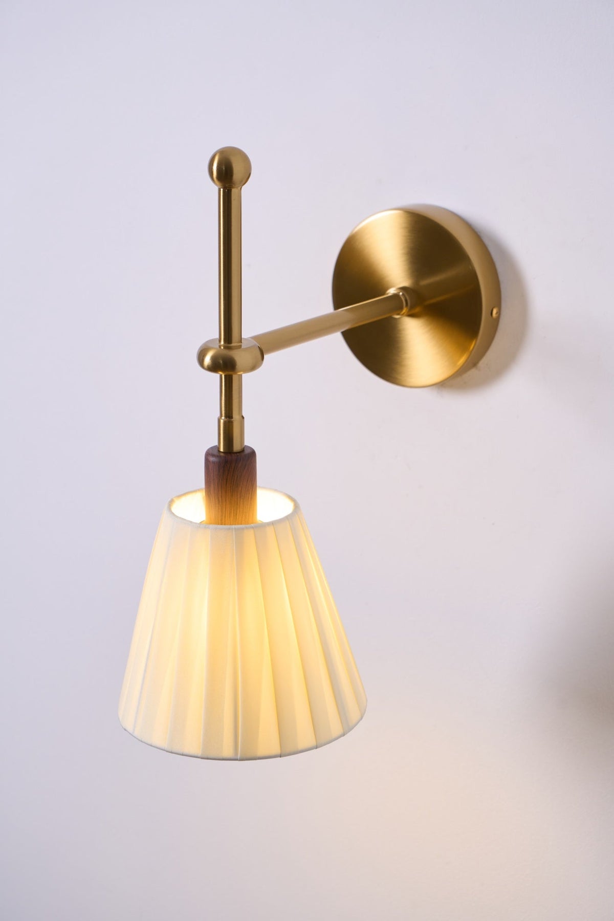 Gairm wandlamp met geplooide stofkap in messing