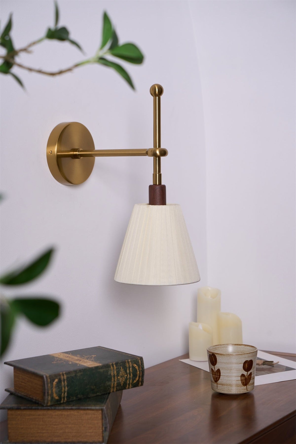 Gairm wandlamp met geplooide stofkap in messing