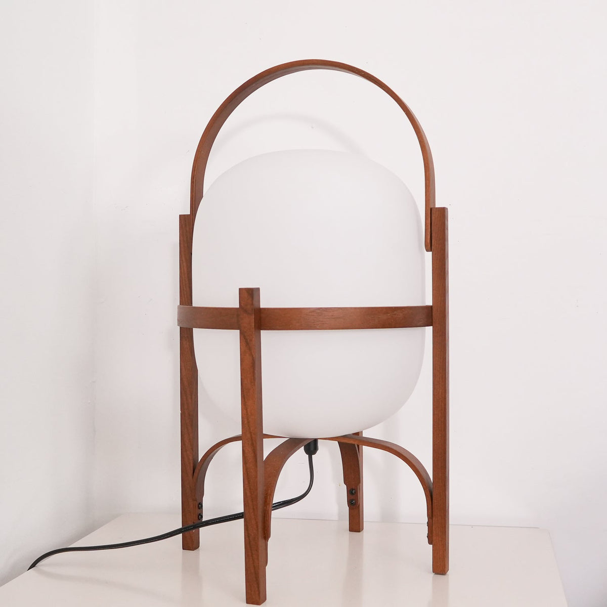 Lethra tafellamp van hout en glas