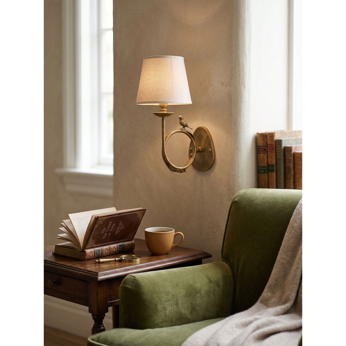 Orvienne wandlamp met stofkap in de vorm van een vogel