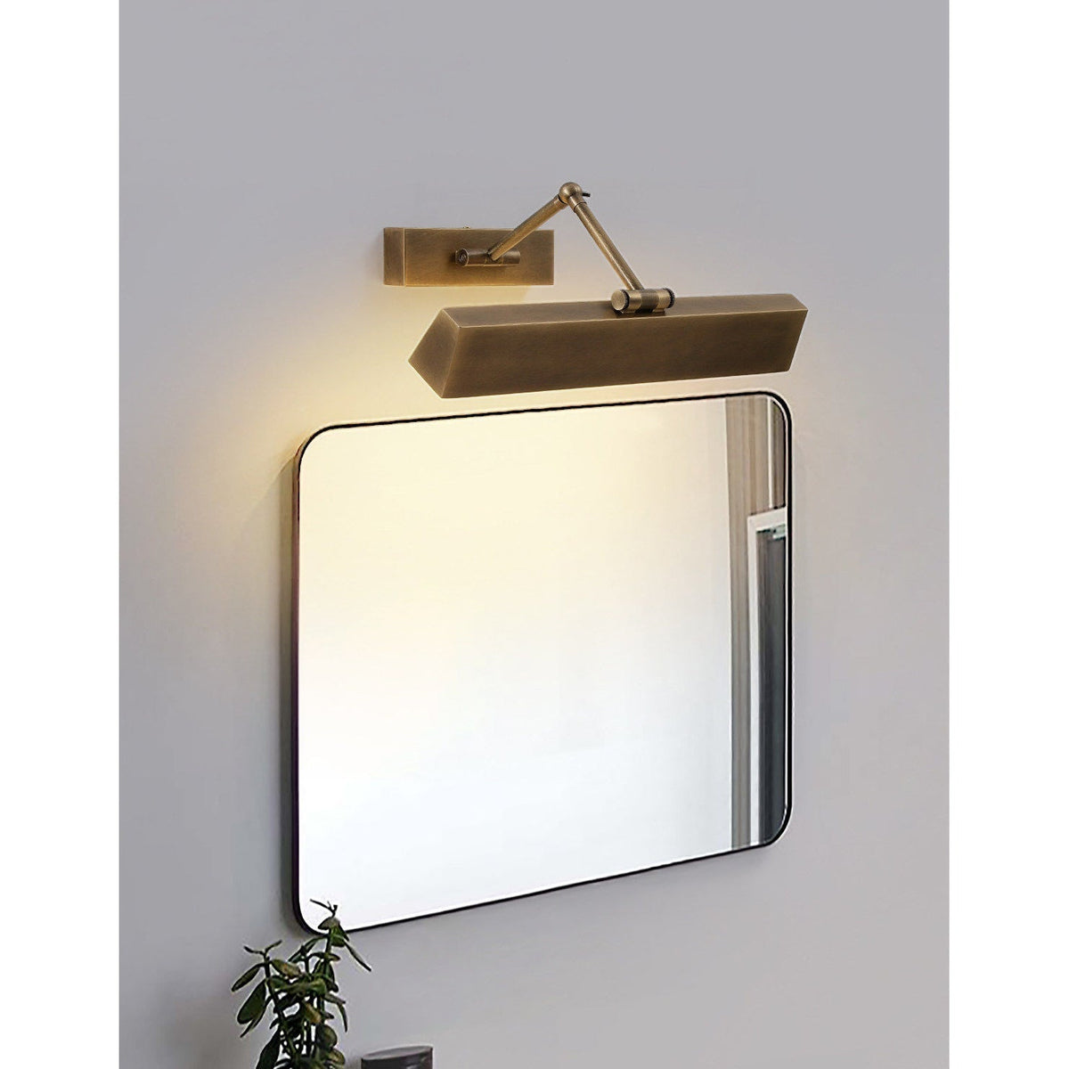 Auraraine wandlamp met rotatie in messing
