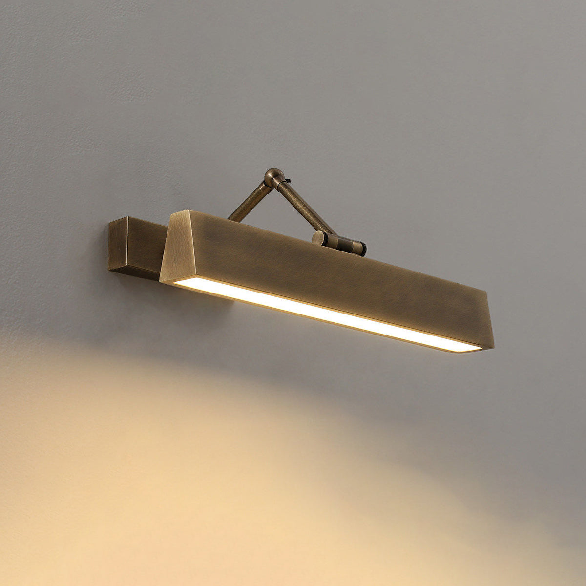 Auraraine wandlamp met rotatie in messing