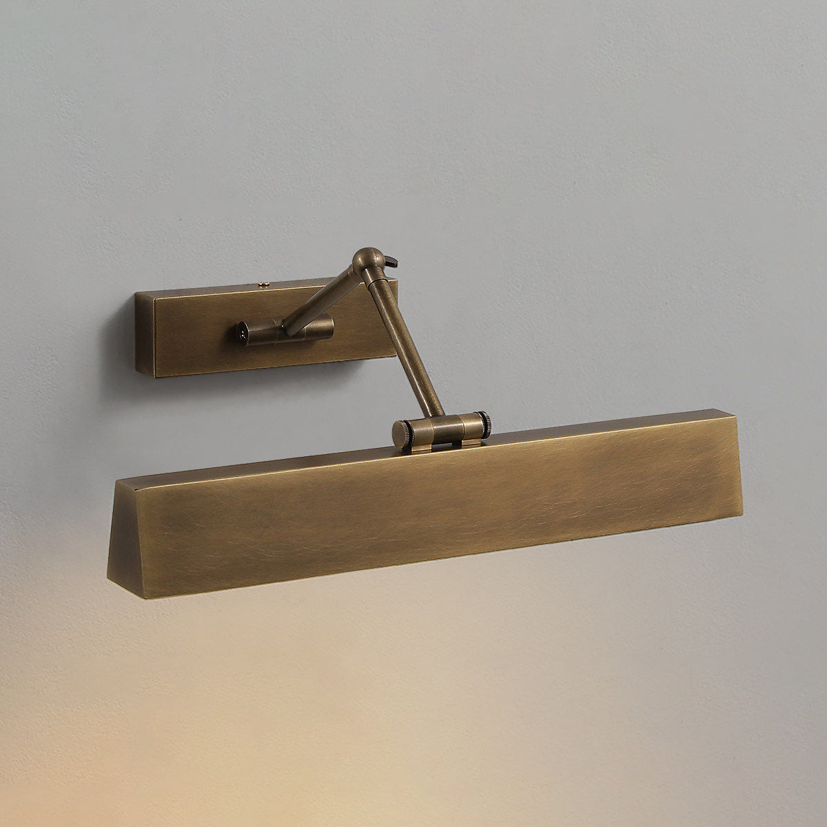 Auraraine wandlamp met rotatie in messing