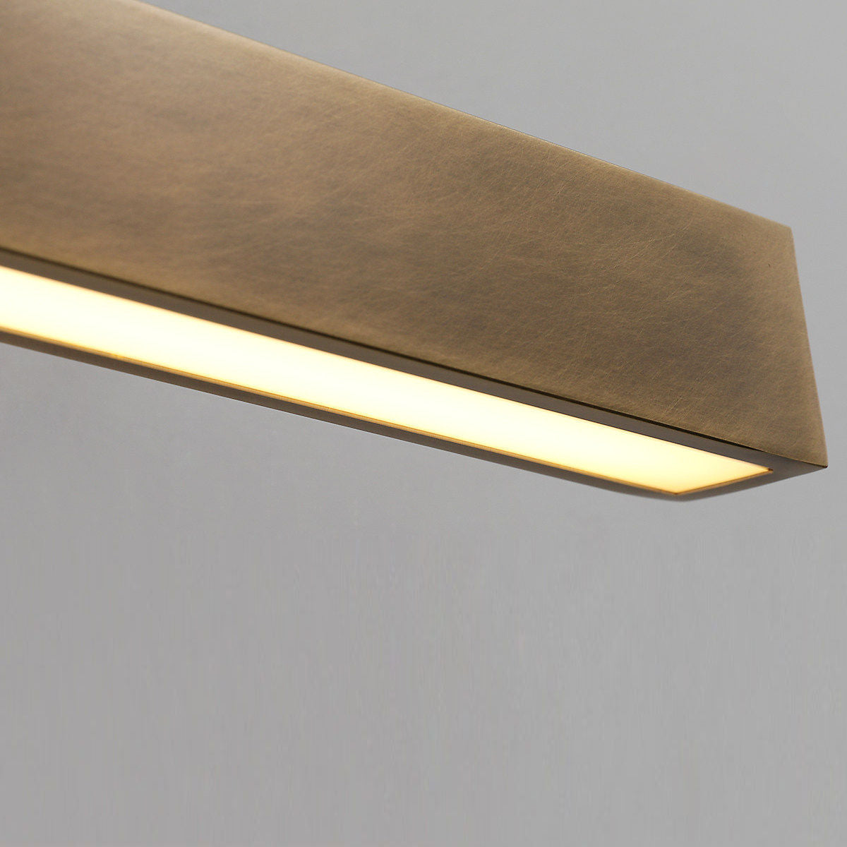 Auraraine wandlamp met rotatie in messing