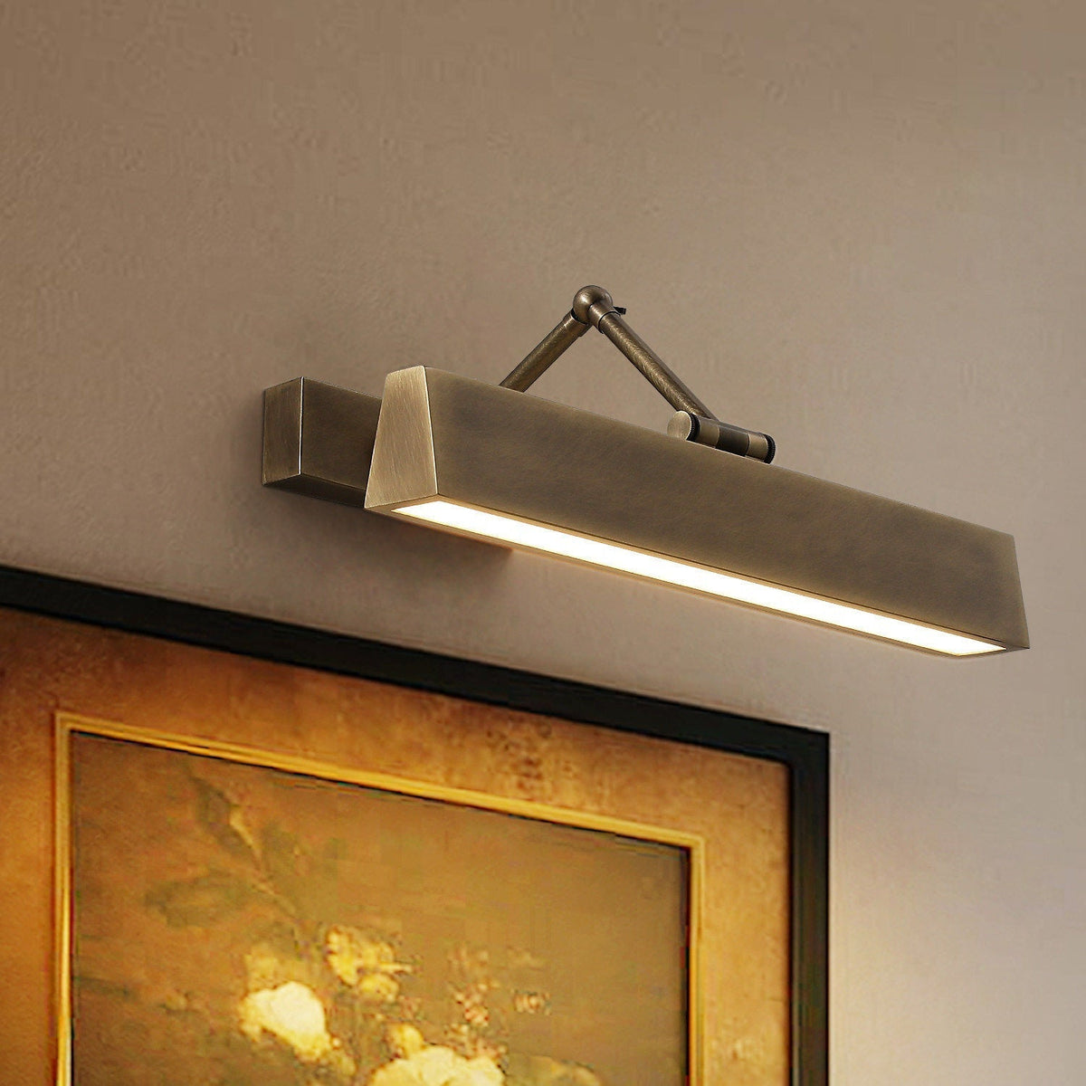 Auraraine wandlamp met rotatie in messing