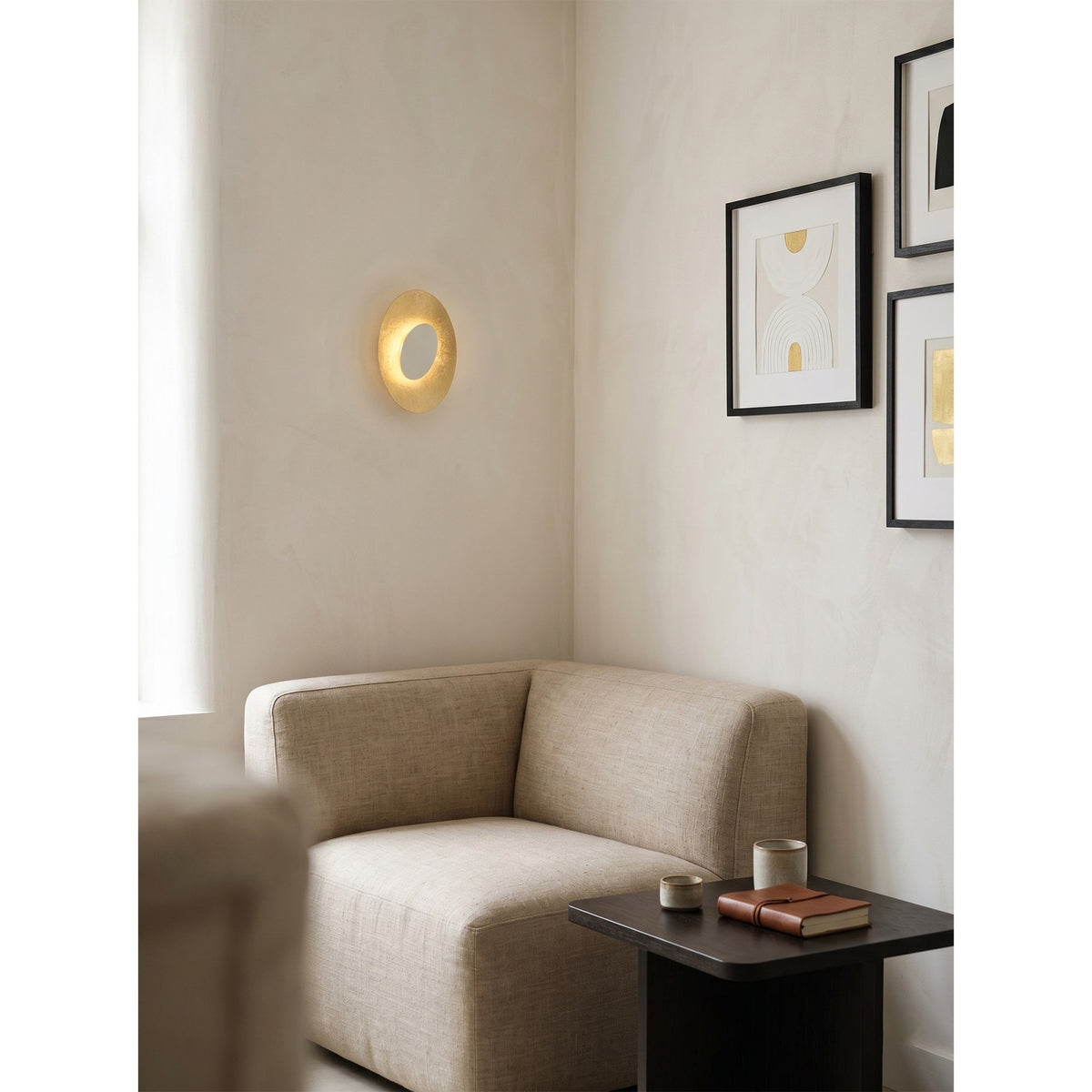 Orelalaine wandlamp met goudkleurige behuizing en kap