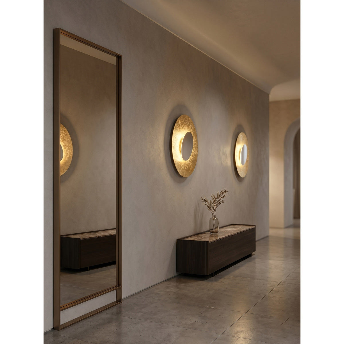 Orelalaine wandlamp met goudkleurige behuizing en kap
