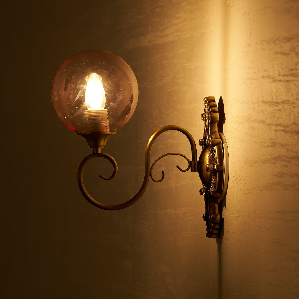 Lavinia wandlamp met en roze afwerking