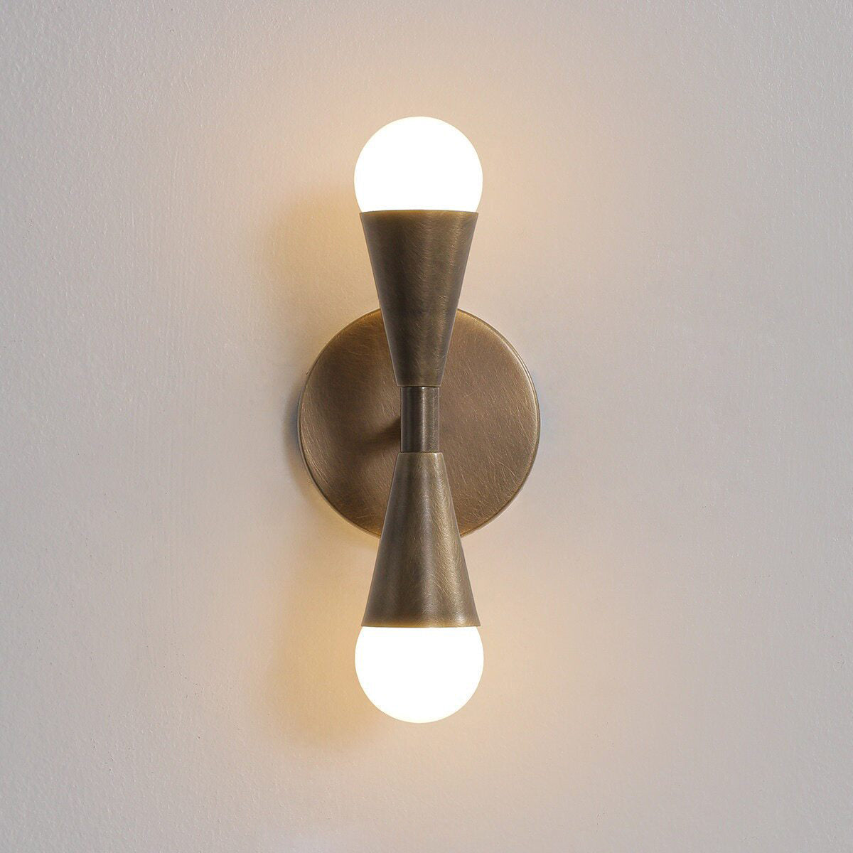 Karma Elvior messing dubbele wandlamp
