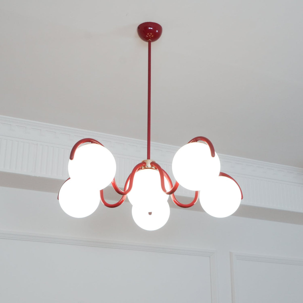 Eireine Kroonluchter met witte glazen bollen en gebogen frame