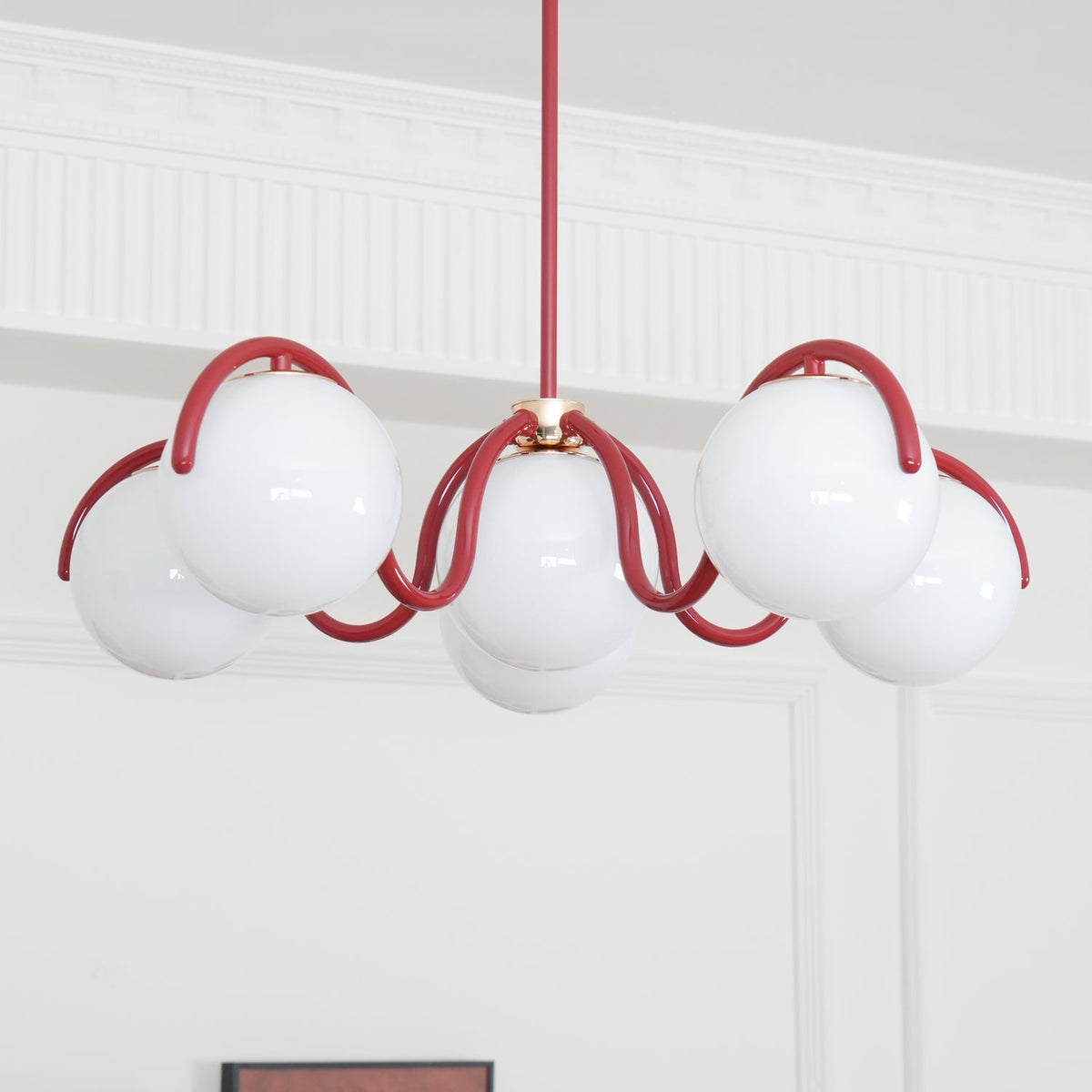 Eireine Kroonluchter met witte glazen bollen en gebogen frame