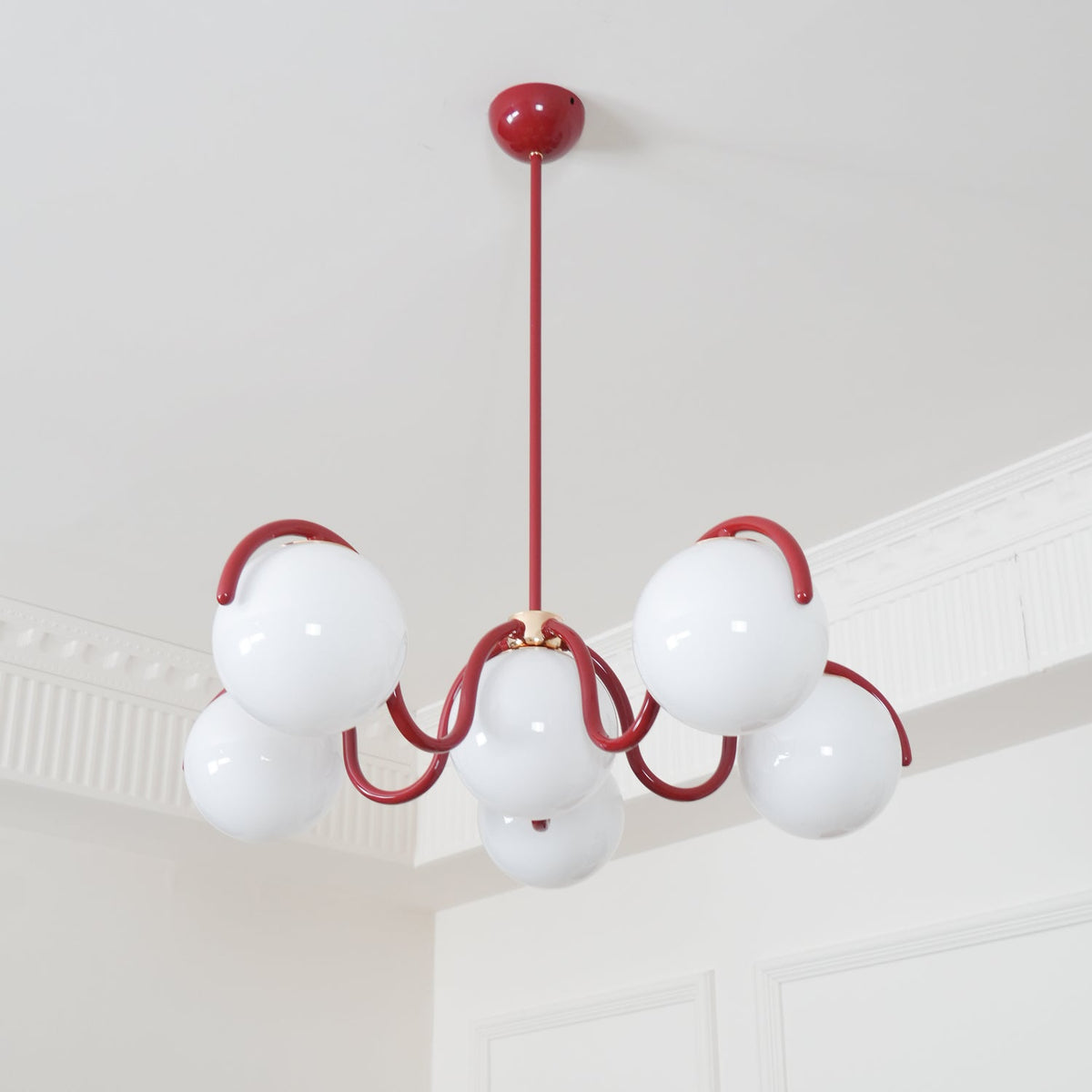Eireine Kroonluchter met witte glazen bollen en gebogen frame