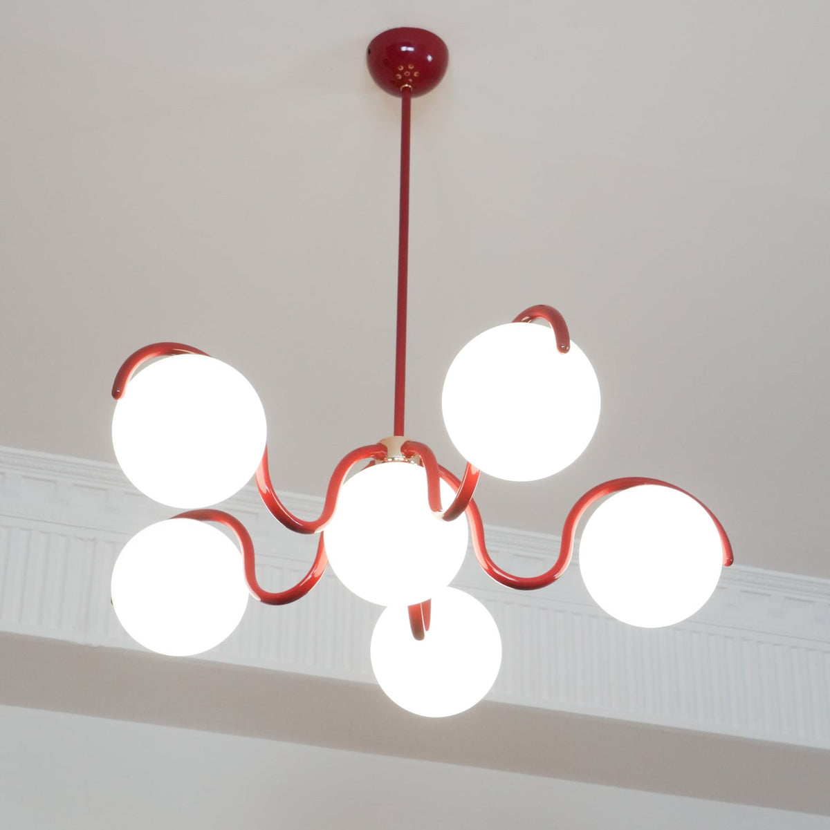 Eireine Kroonluchter met witte glazen bollen en gebogen frame