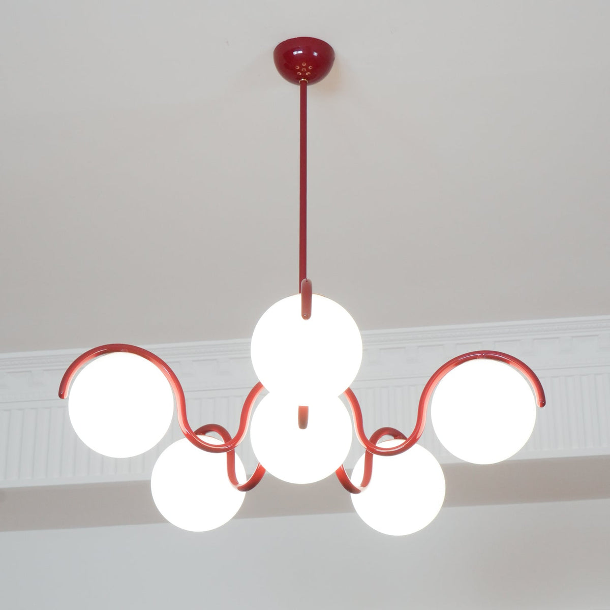 Eireine Kroonluchter met witte glazen bollen en gebogen frame