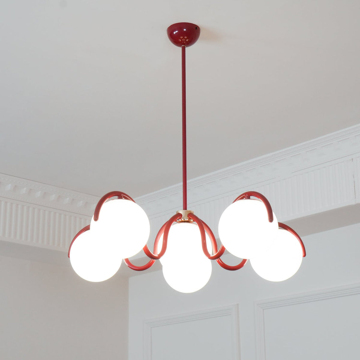 Eireine Kroonluchter met witte glazen bollen en gebogen frame