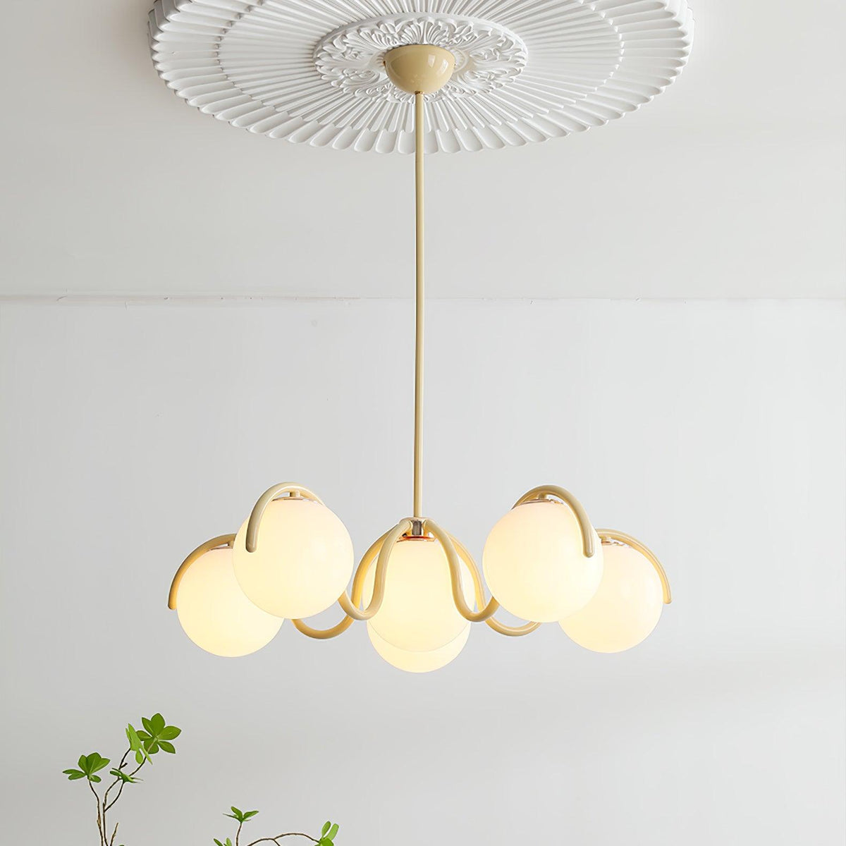 Eireine Kroonluchter met witte glazen bollen en gebogen frame