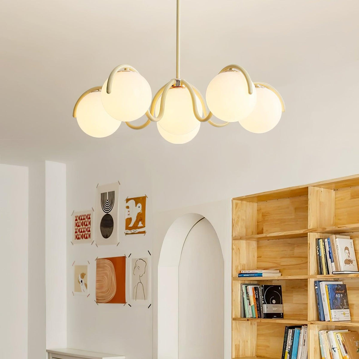 Eireine Kroonluchter met witte glazen bollen en gebogen frame