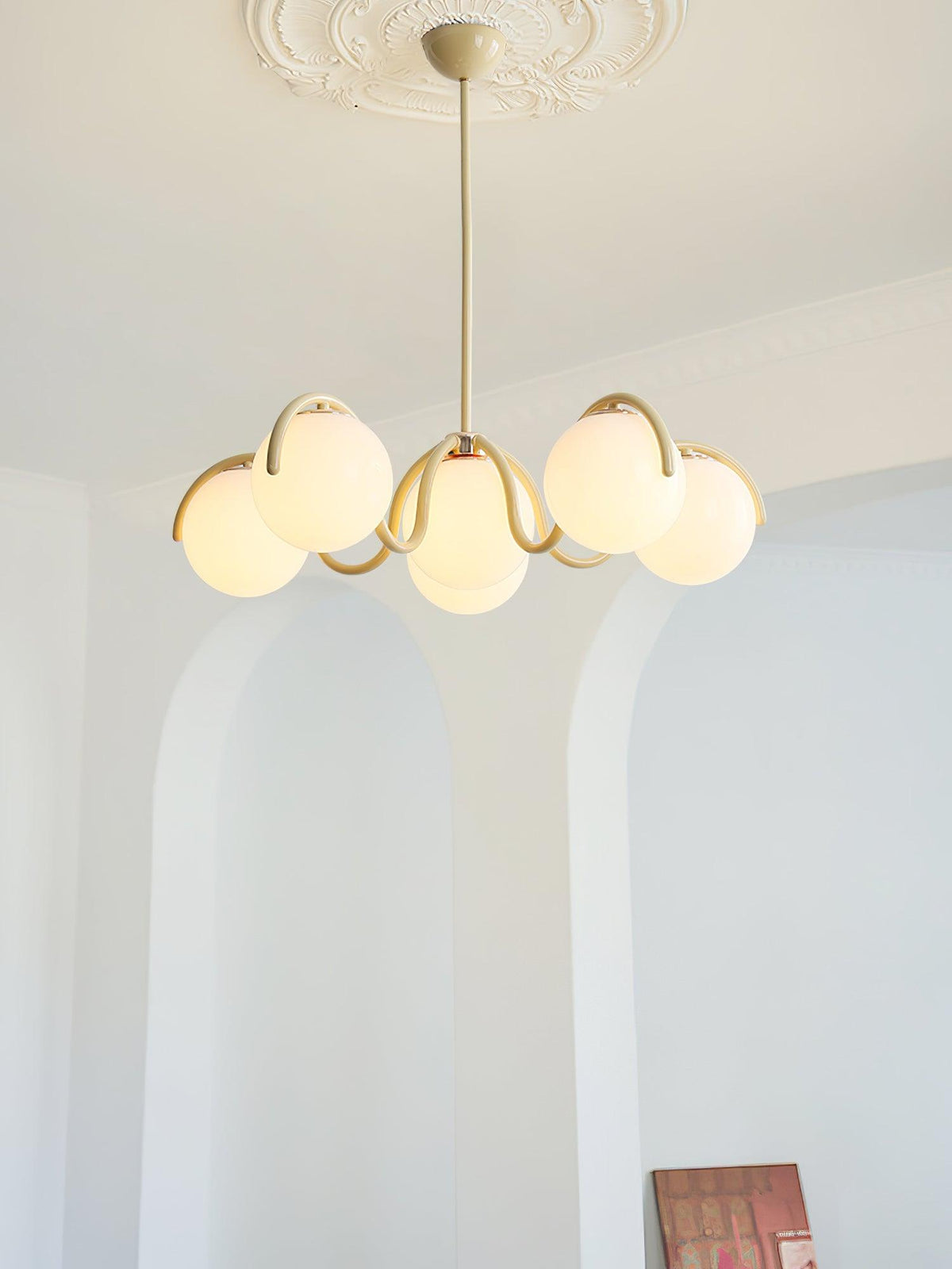 Eireine Kroonluchter met witte glazen bollen en gebogen frame